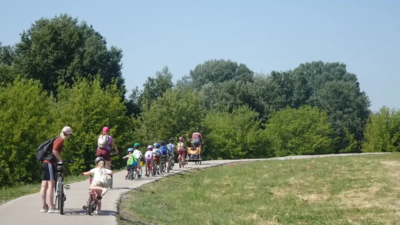 Kolóna detí na bicykloch počas cyklovýletu