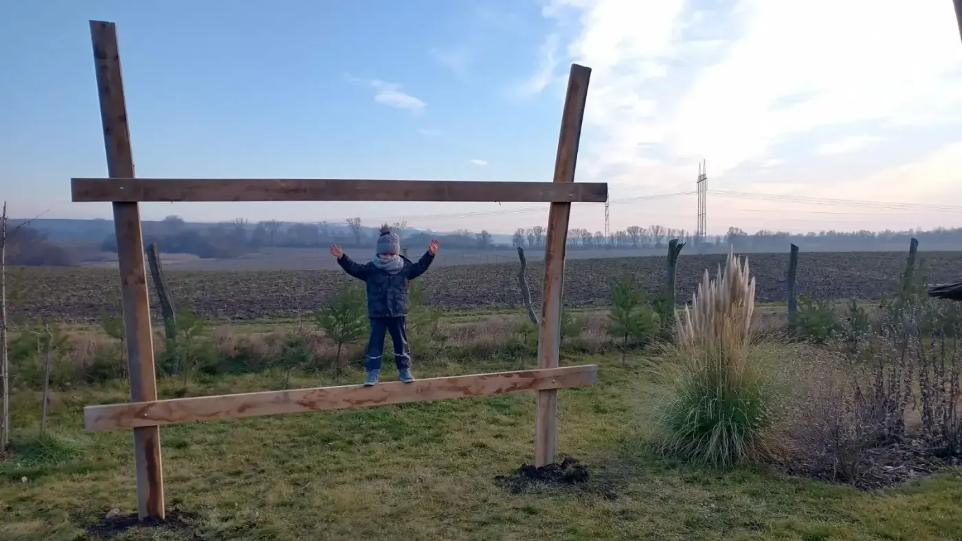 Dieťa na hojdačke pri západe slnka