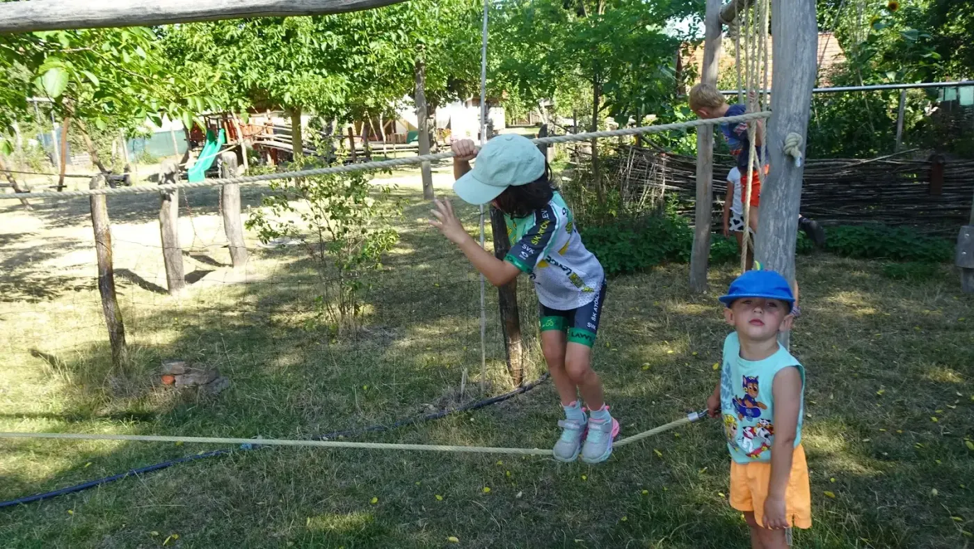 Slackline medzi stromami